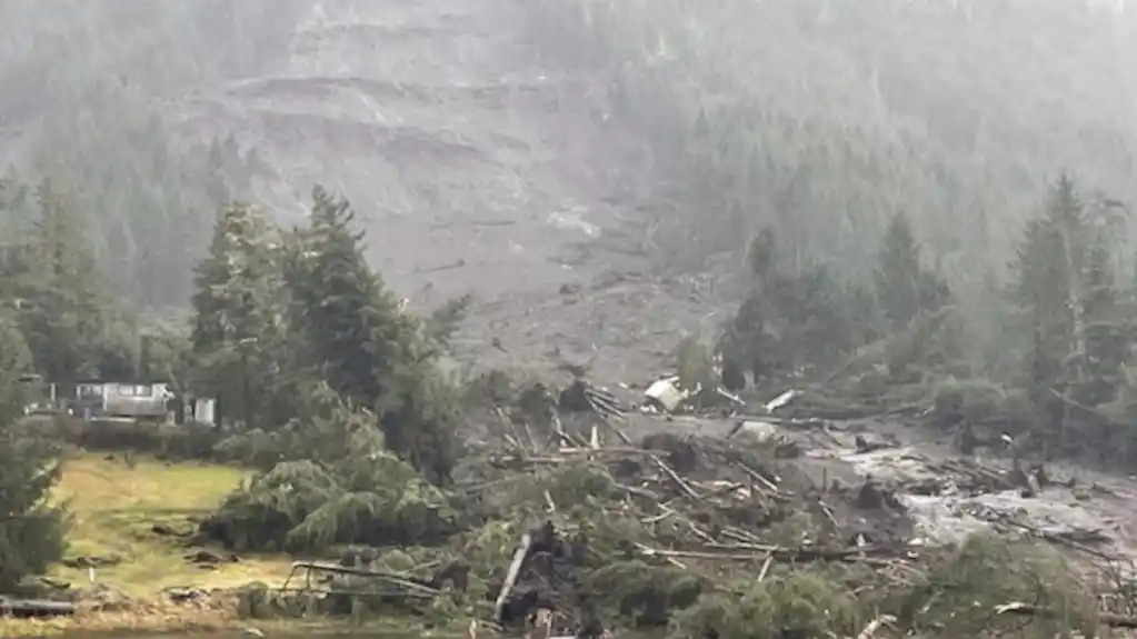 Nastavlja se potraga za 3 nestale osobe nakon što je klizište zahvatilo udaljenu ribarsku zajednicu Aljaske