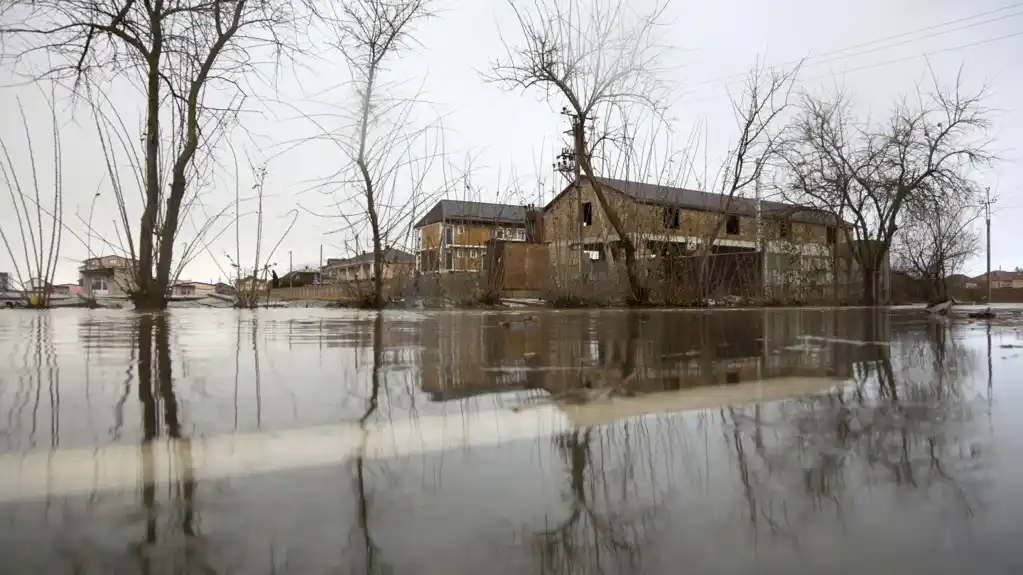 Snažna oluja zahvatila je region Crnog mora, ostavljajući više od pola miliona ljudi bez struje