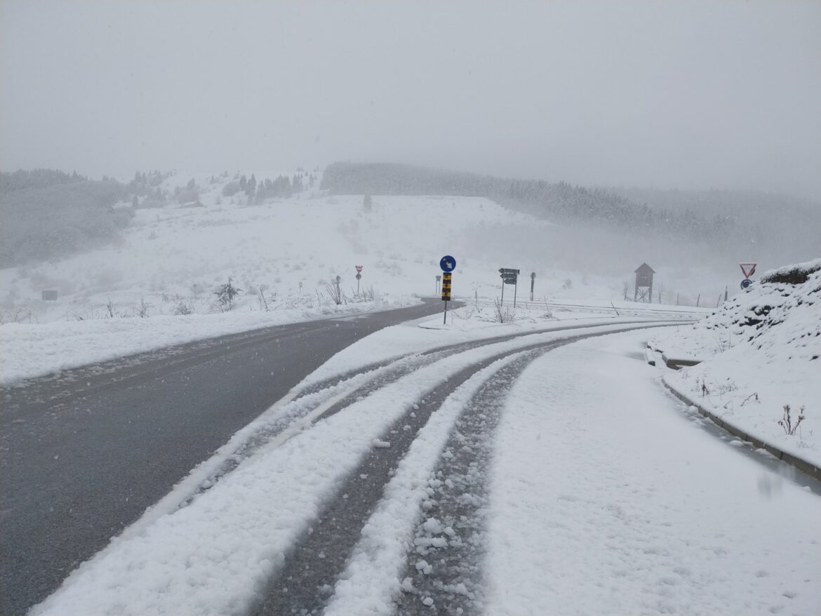 Sneg na putevima kod Ivanjice, Vranja i od Užica do granice sa Crnom Gorom