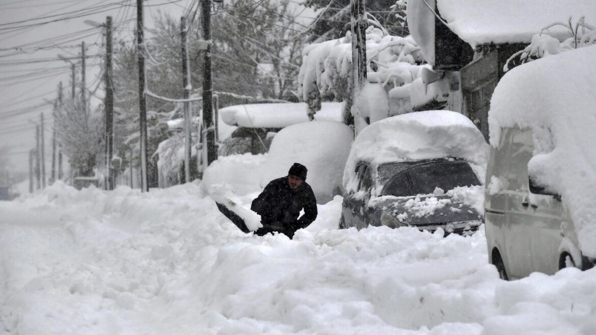 Na putevima u Srbiji do 10 centimetara snega, četiri deonice neprohodne