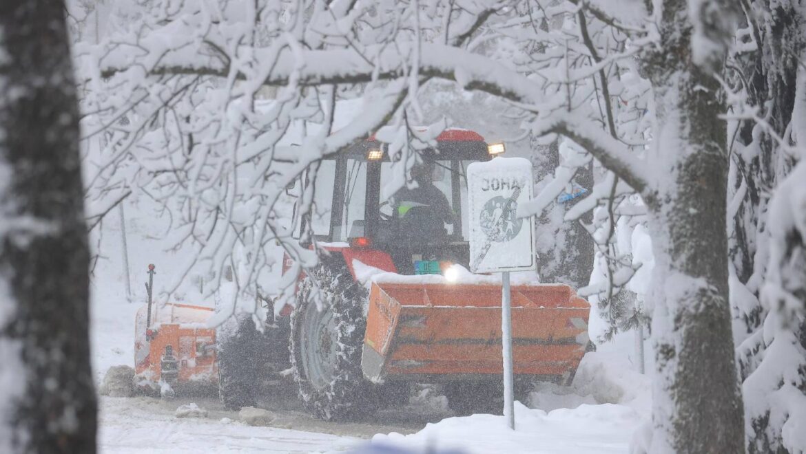 Problemi sa strujom u studeničkom kraju, u Crnoj Travi 80 centimetara snega
