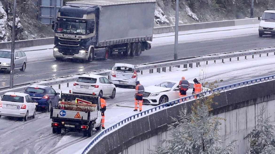 Sneg izazvao haos na putevima oko Splita, policija poslala upozorenje