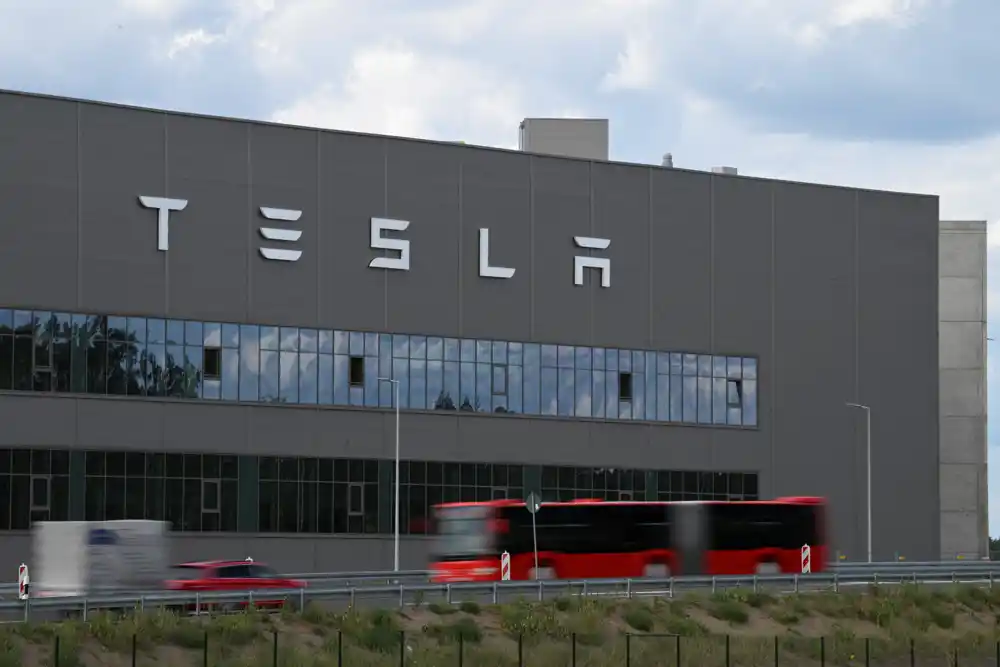 Tesla podiže plate za 4% nemačkim radnicima zbog pritiska sindikata