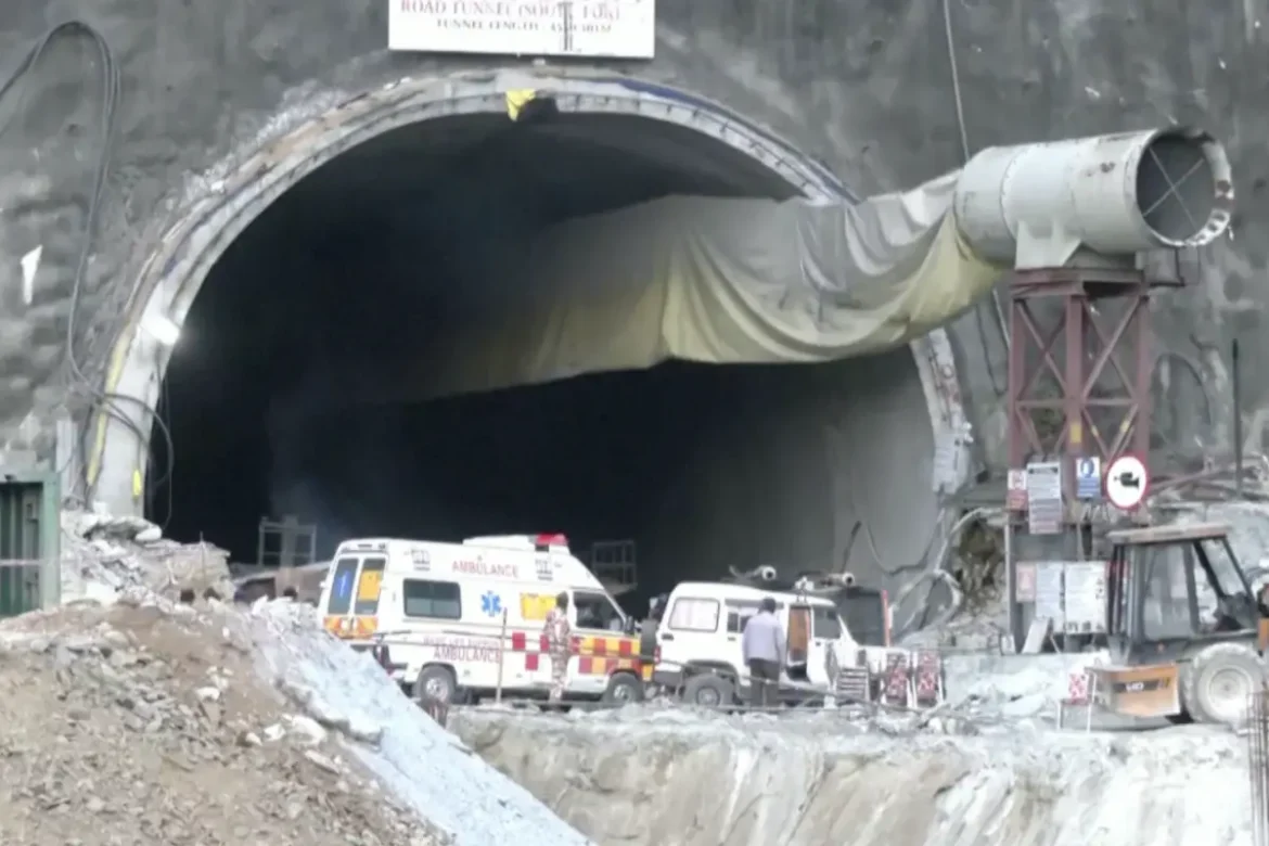 Radnici još uvek zarobljeni u indijskom tunelu, spasioci imaju problema s opremom