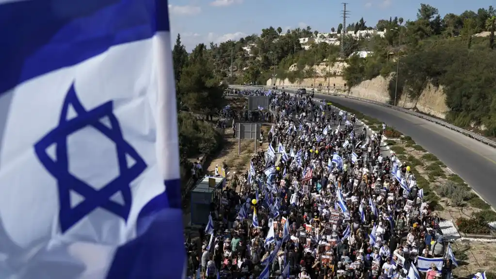 U maršu na Jerusalim, hiljade ljudi vrši pritisak na izraelsku vladu da učini više na oslobađanju talaca u Gazi