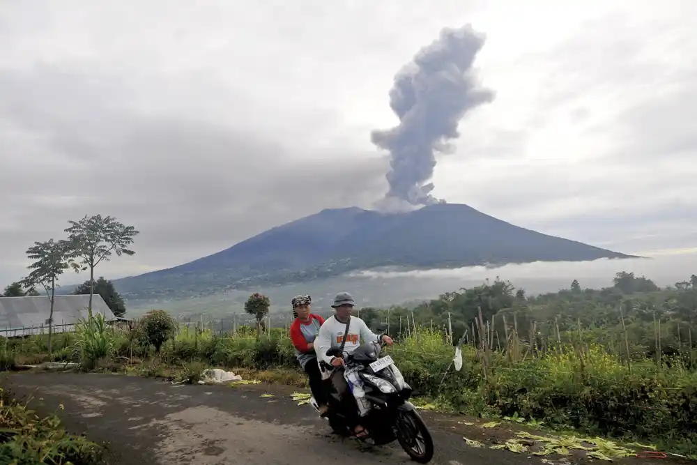 11 tela pronađeno nakon erupcije vulkana u Indoneziji, a 12 penjača se i dalje vodi kao nestalo
