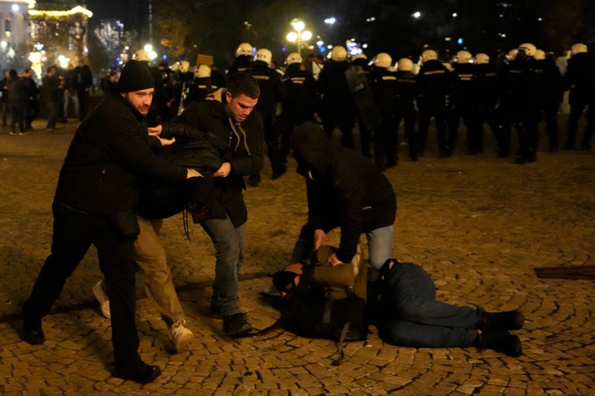 Tim zaštitnika građana posetio privedene na protestu, proverava se postupanje policije