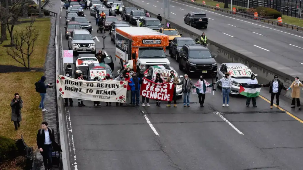 Propalestinski demonstranti blokiraju pristupne puteve aerodroma u Njujorku, Los Anđelesu