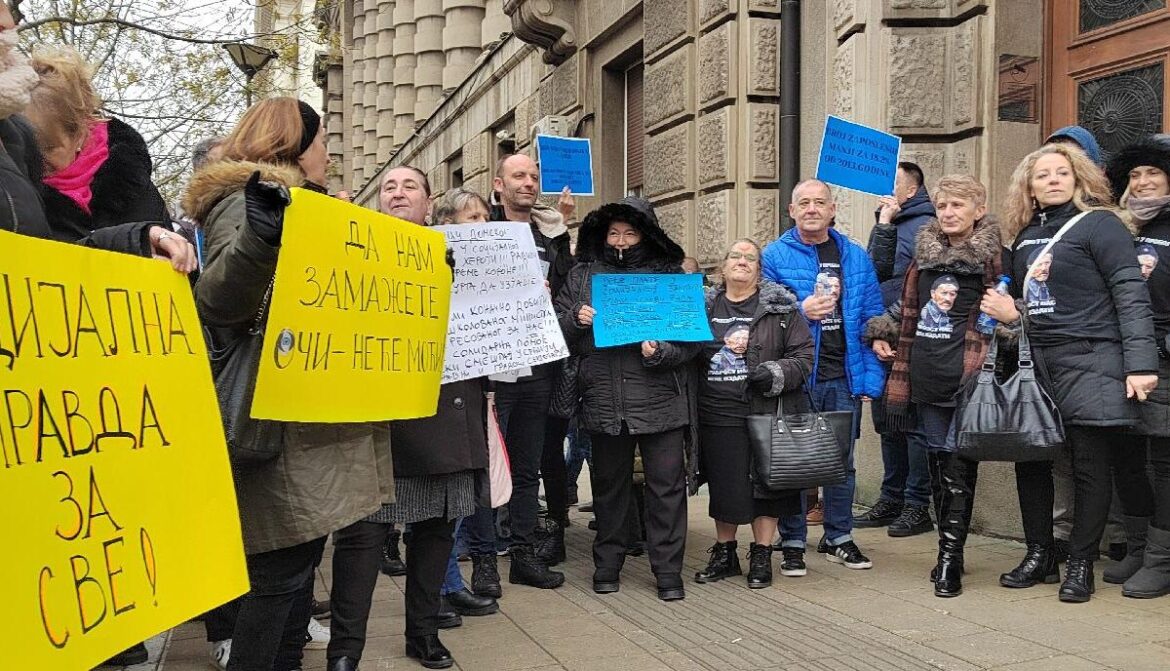 „Zarada ispod proseka, nekima ni minimum“: Zaposleni u socijalnoj zaštiti protestovali ispred vlade