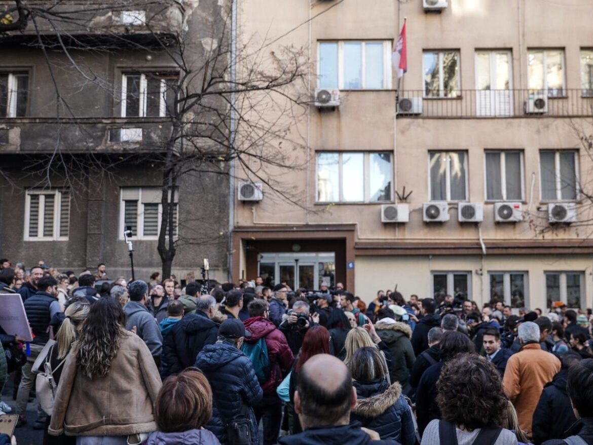 Protest studenata u Beogradu, blokirali ulaz u Ministarstvo državne uprave i lokalne samouprave
