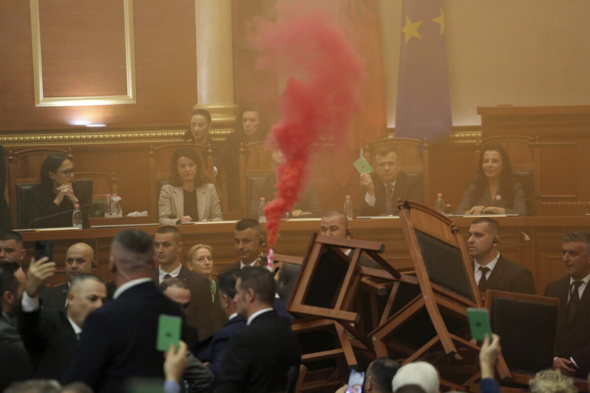 U Albaniji poslanici opozicije zapalili salu za sednice drugi put u dve nedelje