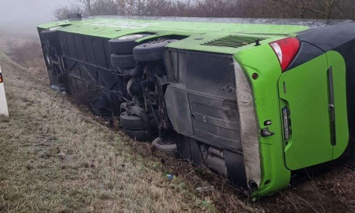 Prevrnuo se autobus u Slovačkoj, 10 putnika teže povređeno