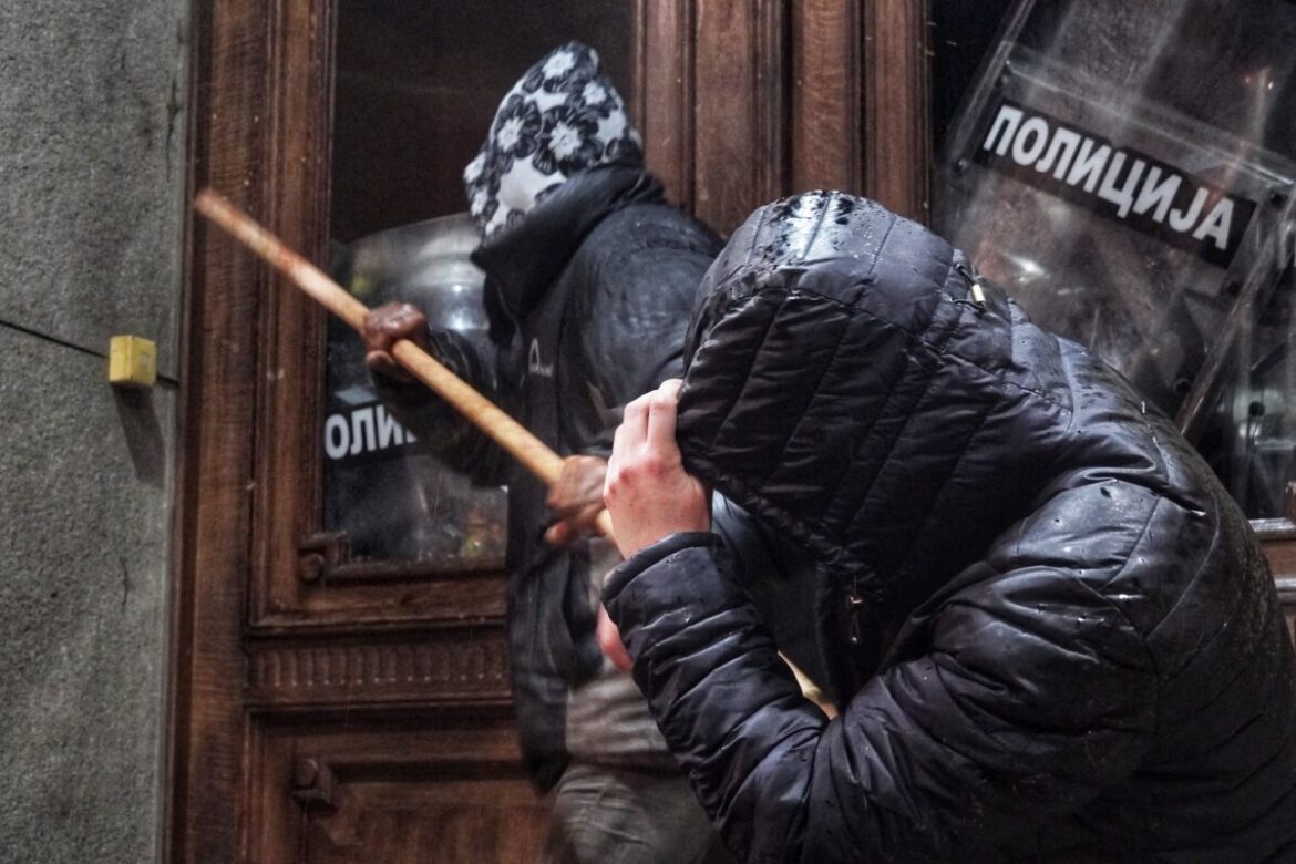 Policija rasteruje demonstrante, nema građana ispred gradske skupštine: „Uhapšeno četvoro studenata“