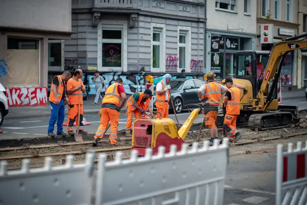 Dok Francuska pokušava da ograniči prava migranata, istraživanja otkrivaju koliko se ona oslanja na njih