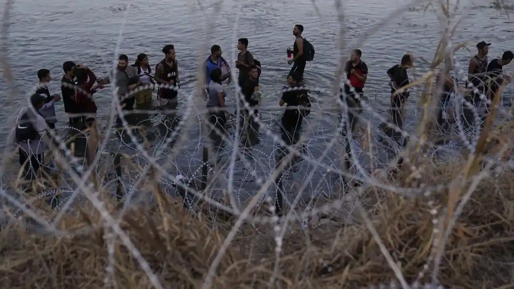 Guverner Teksasa potpisao zakon koji omogućava policiji da hapsi migrante koji ilegalno uđu u SAD