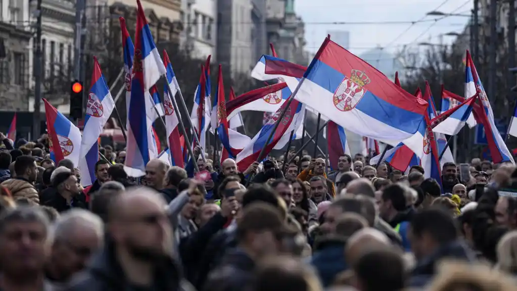 AP: Hiljade ljudi optužuje vlast za izbornu prevaru na mitingu u Beogradu