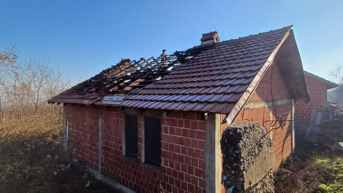 Izgorela kuća Srba povratnika kod Peći, sumnja se da je požar podmetnut