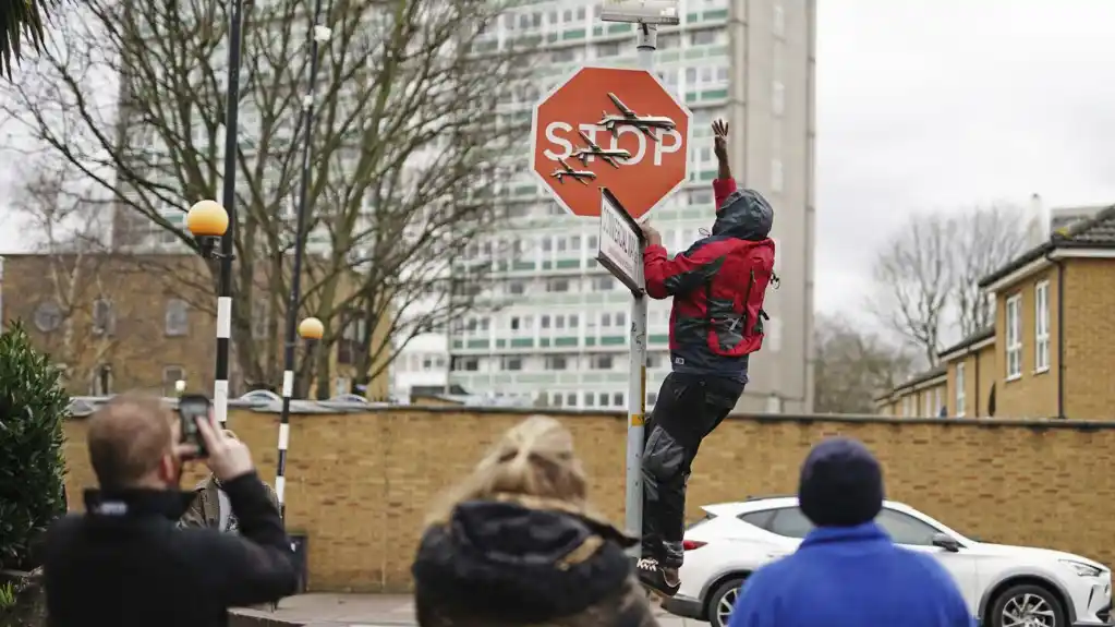 Londonska policija istražuje navodnu krađu Benksijevog stop znaka ukrašenog vojnim dronovima