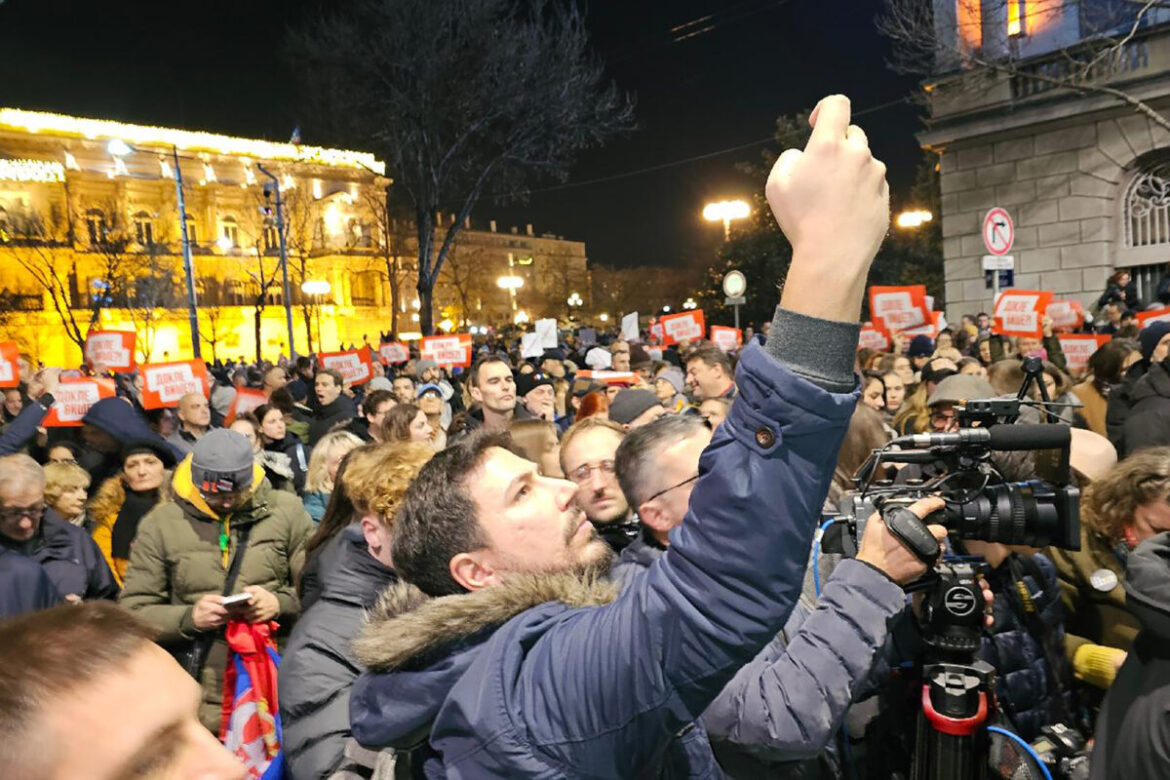 Poslanici opozicije pokušali da uđu u zgradu Skupštine grada, slomljeno staklo na vratima