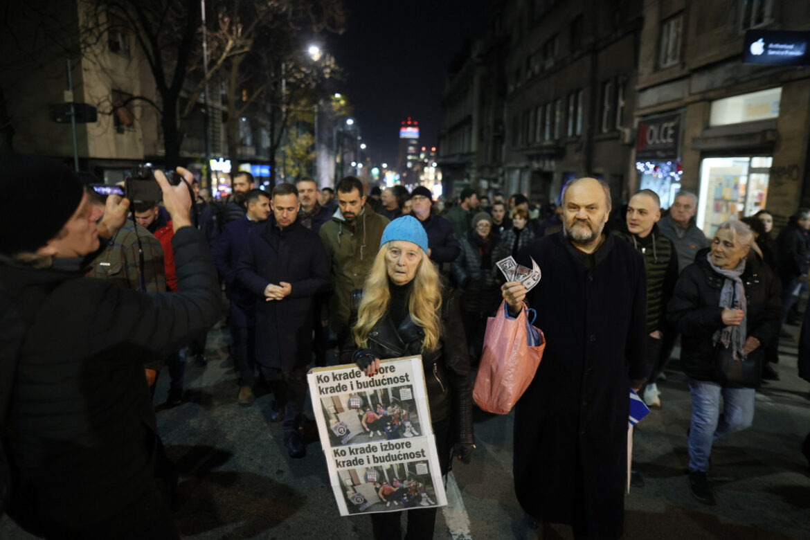 Završen deseti protest zbog izbornih nepravilnosti: Građani išli u marš do RTS-a, naredno okupljanje sutra u 18 sati ispred RIK-a