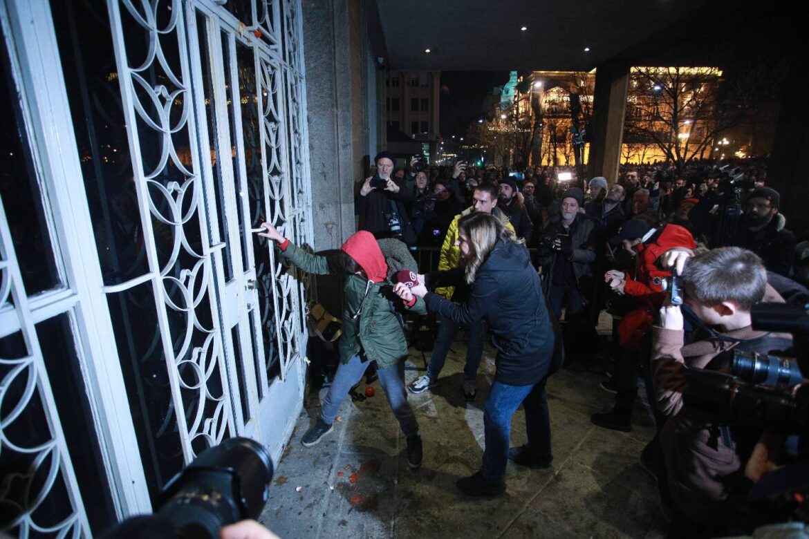 Optužni predlog protiv učesnika protesta u Beogradu, tereti se da je pokušao nasilni ulazak u zgradu Skupštine