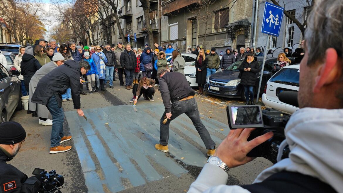 Roditelji dece ubijene u „Ribnikaru“ u znak protesta prefarbali natpis „škola“ na putu