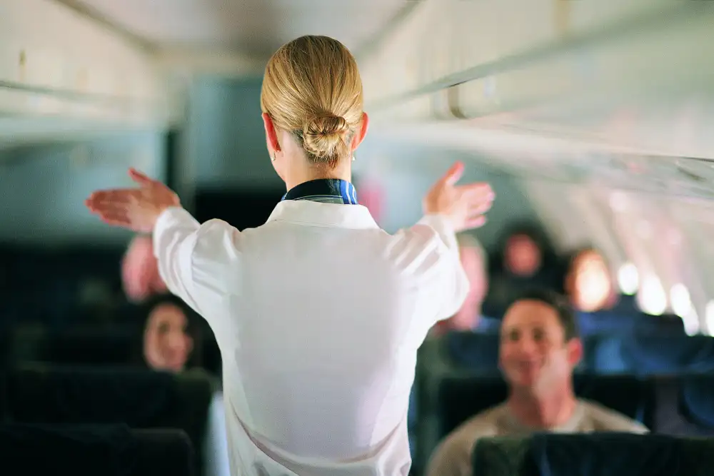 Stjuardesa otkrila najbolja sedišta u avionu za decu i zašto roditelji ne bi trebalo da lete noću