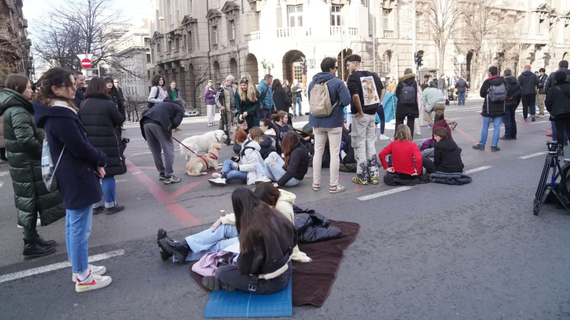 Studenti proveli noć na ulici, blokirana raskrsnica Kneza Miloša i Birčaninove