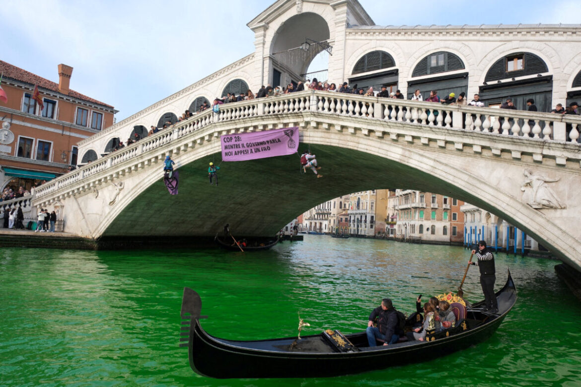 Ekološki aktivisti u Veneciji obojili vodu u Velikom kanalu u zeleno