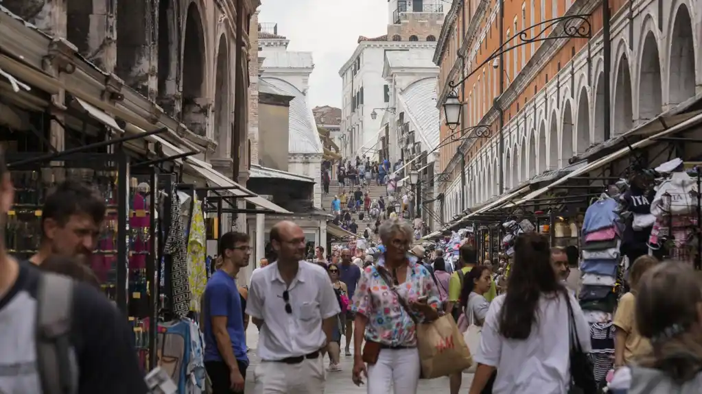 Venecija ograničava broj turističkih grupa da bi zaštitila grad