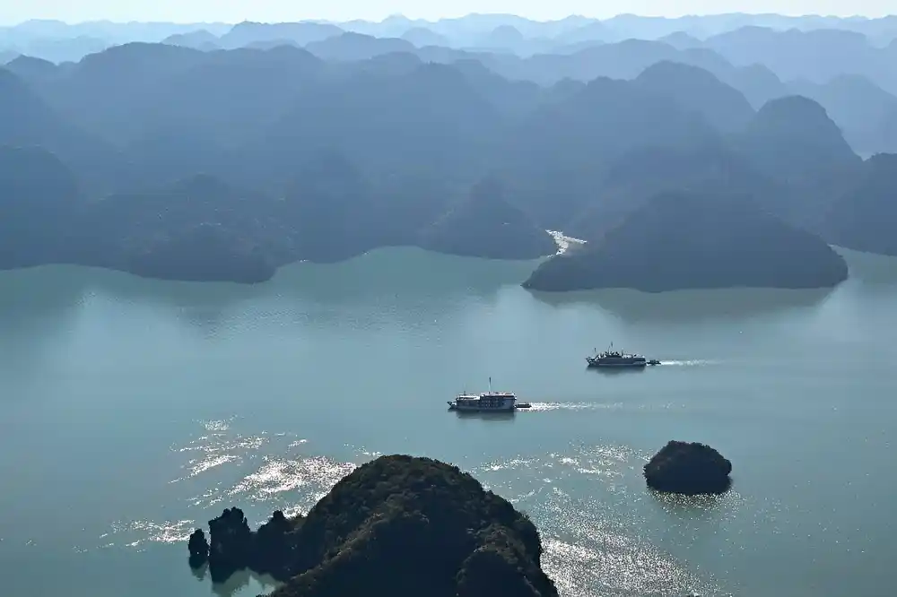 Vijetnamski zaliv Ha Long gubi svoju tirkiznu nijansu