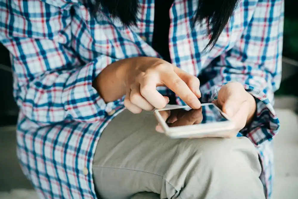 Više od četiri sata dnevnog korišćenja pametnog telefona povezano je sa zdravstvenim rizicima za adolescente