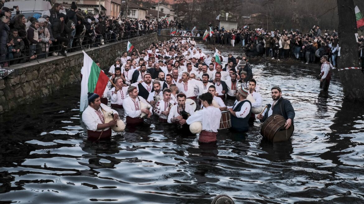 Bugari slave Bogojavljenje tradicionalnim obredima