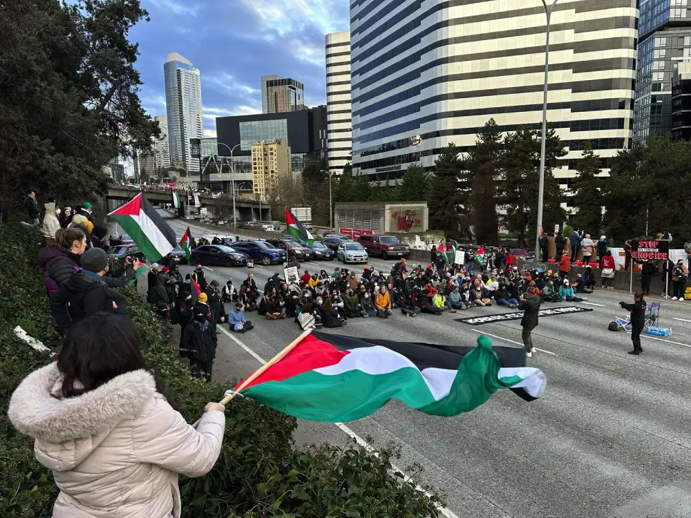 Demonstranti koji pozivaju na prekid vatre u ratu između Izraela i Hamasa blokiraju saobraćaj u Sijetlu