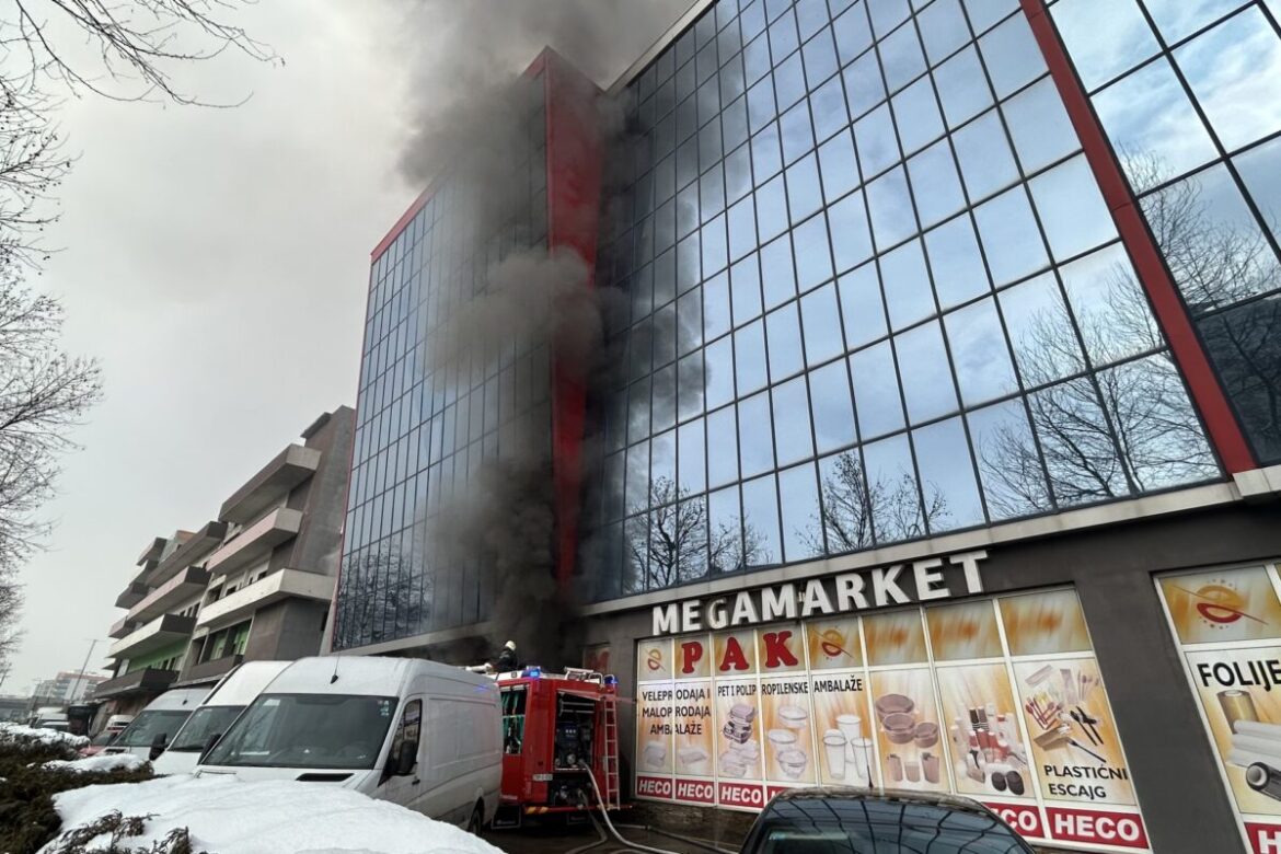 Požar na pijaci Heco u Sarajevu, velike količine dima nad gradom