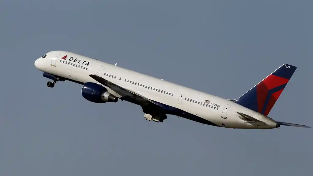 Let Delta Airlines-a prekinut nakon što je panel iza jednog od motora otpao tokom poletanja