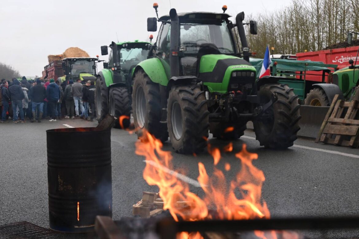 Na protestnoj barikadi francuskih poljoprivrednika poginula žena, dve osobe povređene