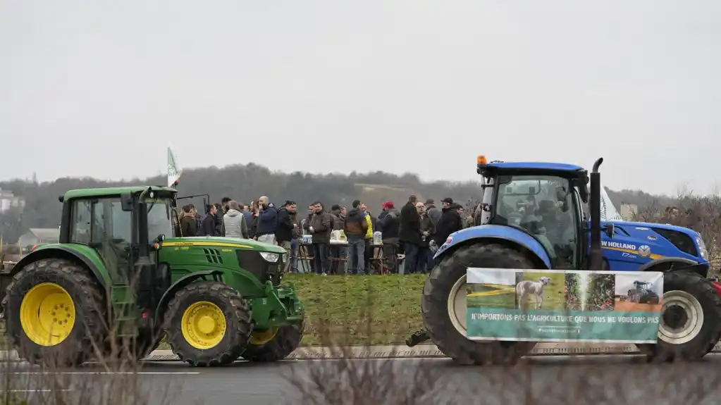 Francuski farmeri nezadovoljni ustupcima vlade i prete blokadom Pariza