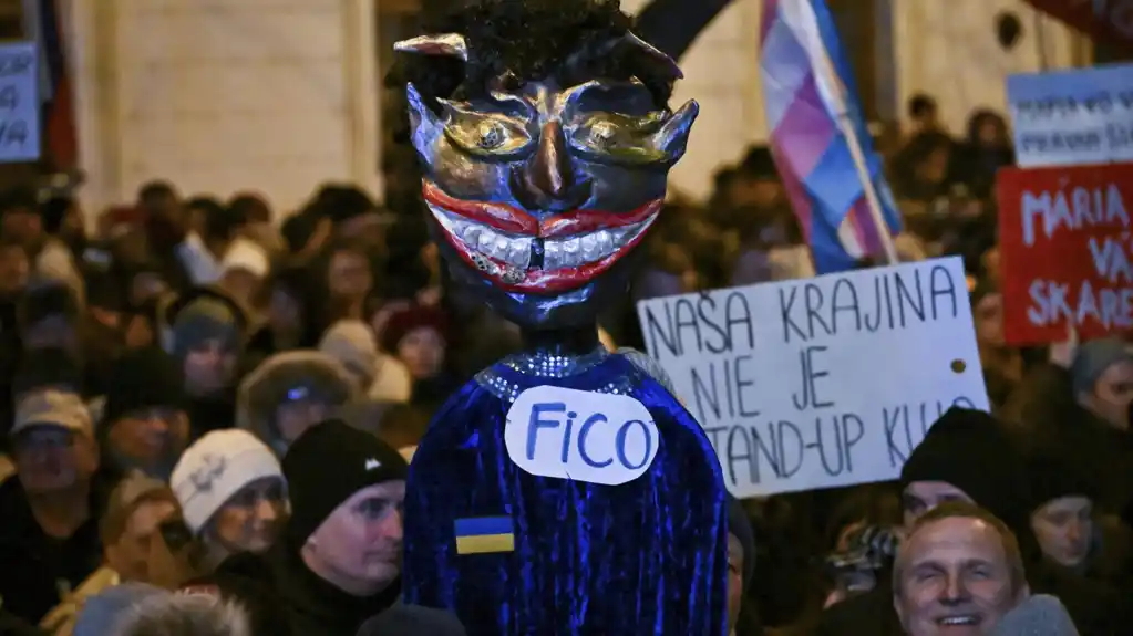 Hiljade Slovaka na ulicama u protestu protiv plana premijera Fica o promeni krivičnog zakona