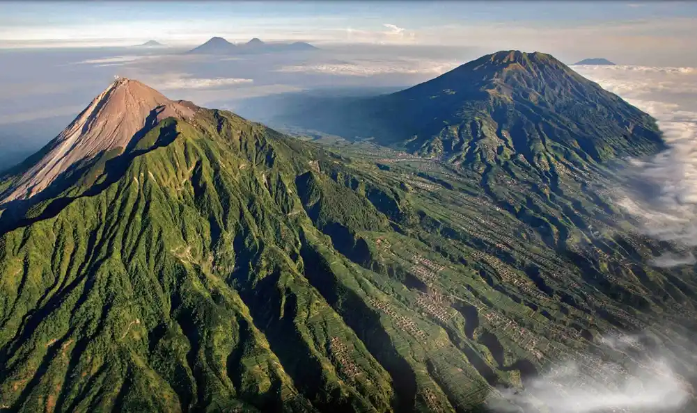 Indonezijska planina Merapi oslobađa lavu, primoravajući hiljade da se evakuišu