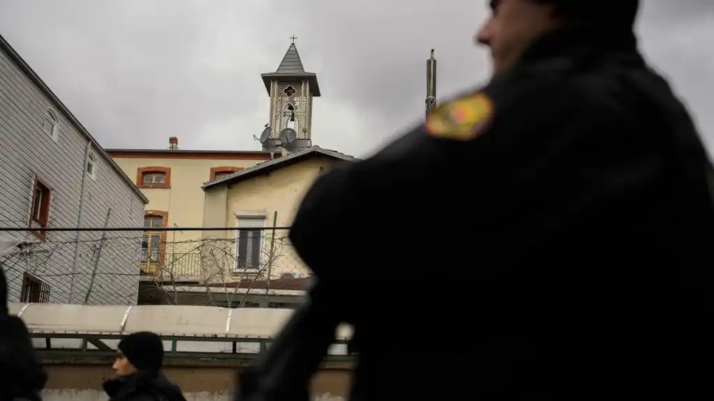 Naoružani čovek drži kao taoce zaposlene u fabrici u Istanbulu