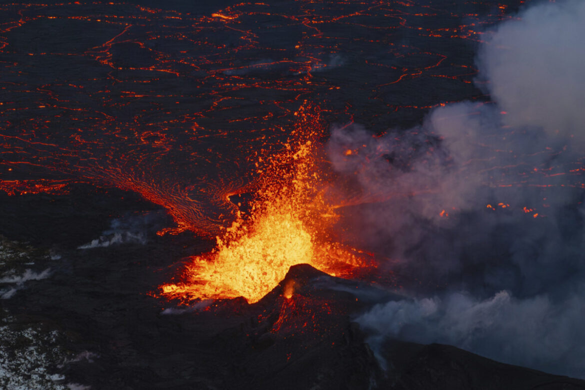 Eruptirao vulkan u Japanu, upozorenje na opasnost od udara kamenja u zoni od 2km