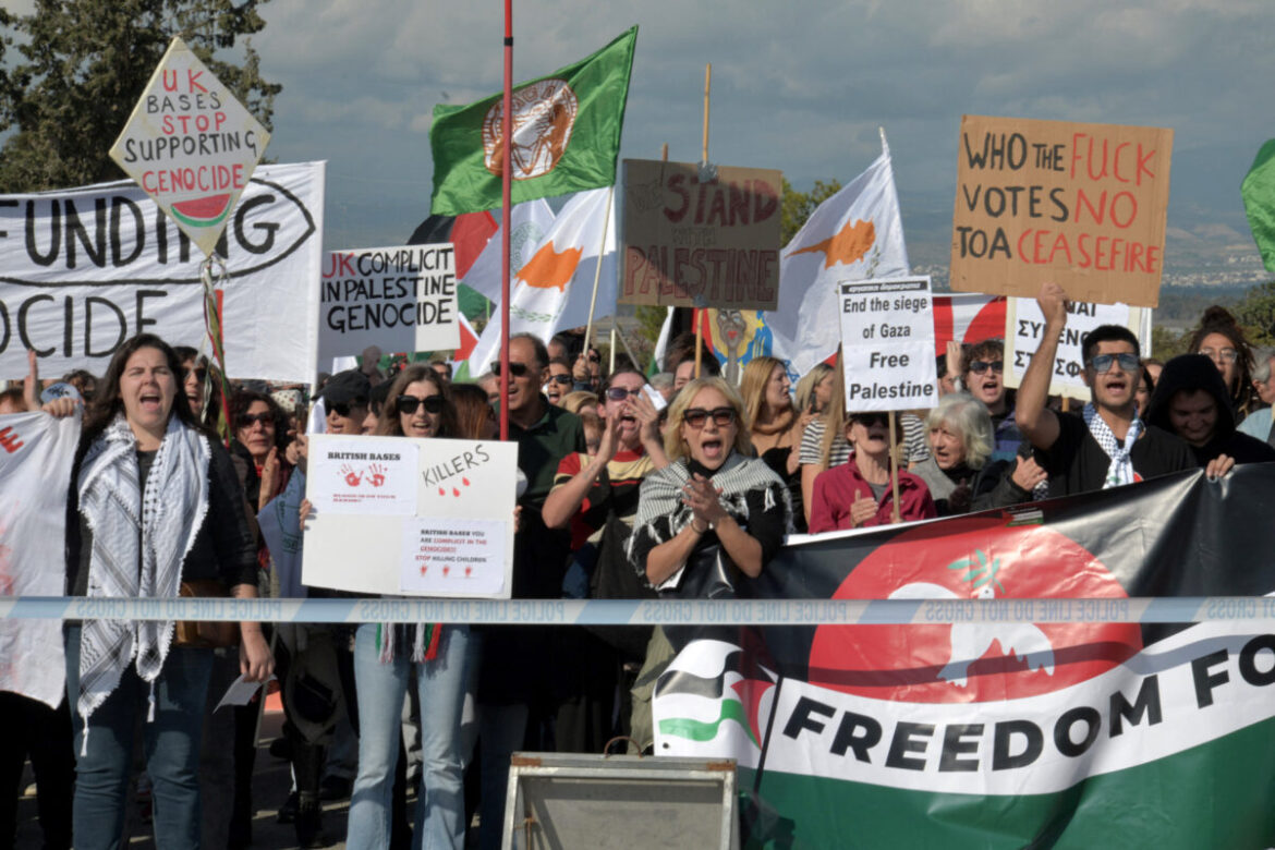 Protest na Kipru zbog upotrebe britanskih baza na tom ostrvu u ratu u Gazi