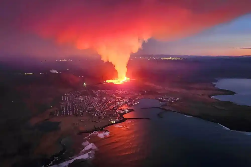 Kuće gore dok nova vulkanska erupcija preti islandskom selu