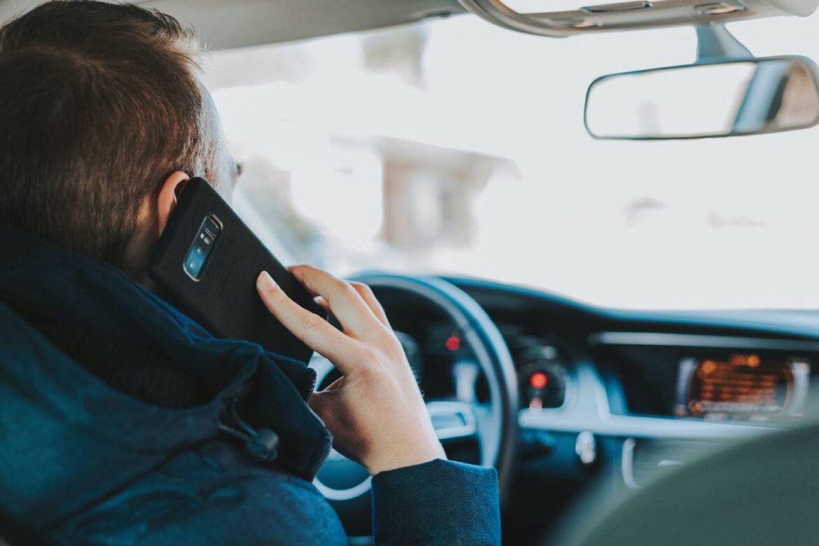 Kazne za korišćenje mobilnih telefina i za vozače i za pešake