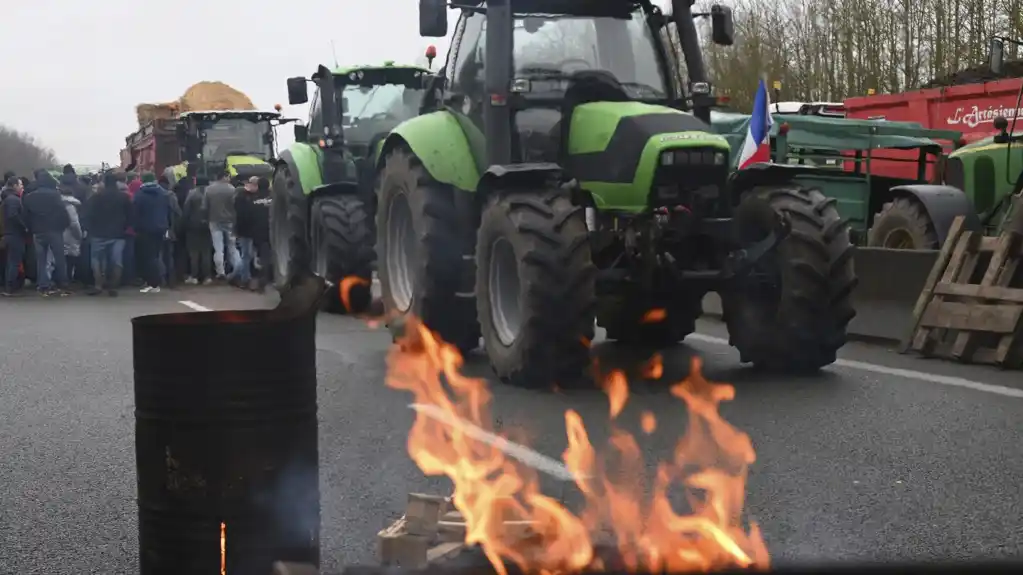 Poljoprivrednici blokiraju puteve širom Francuske u znak protesta zbog niskih plata i tereta propisa