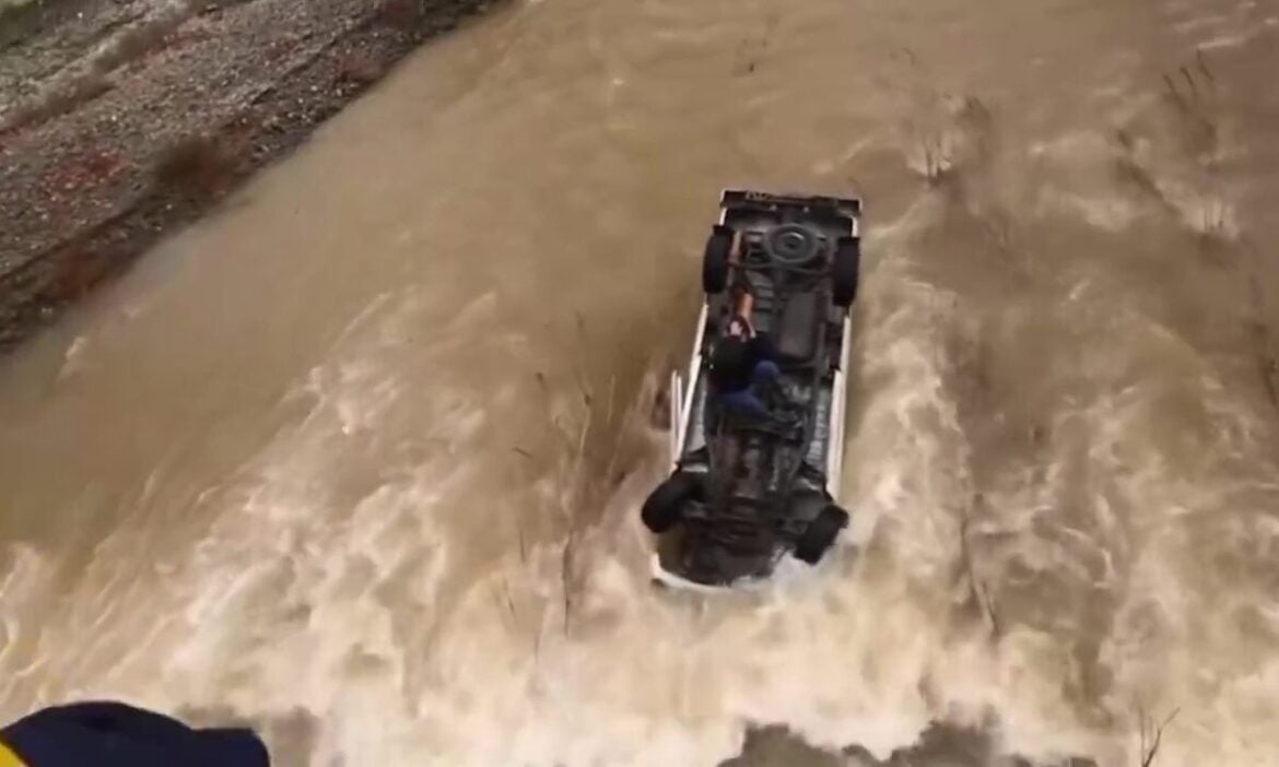 Žena spašena nakon što je 14 sati čekala na vrhu potopljenog automobila