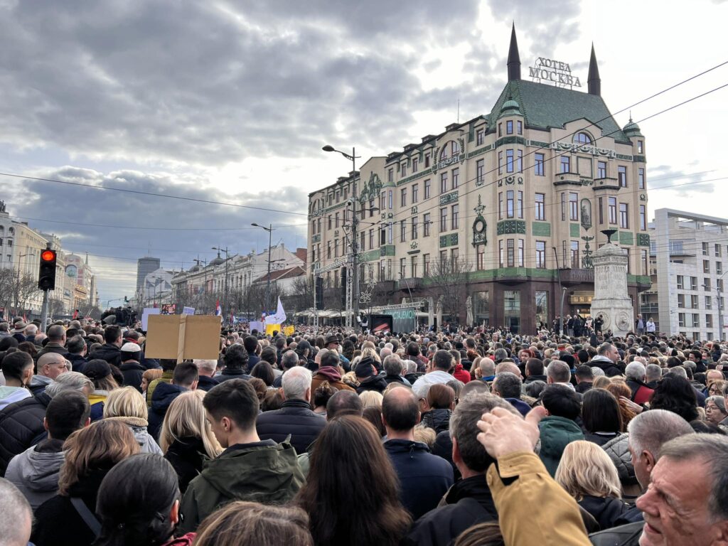 Novi protest opozicije u Beogradu, učesnici u šetnji do Crkve Svetog Marka gde će zapaliti sveće