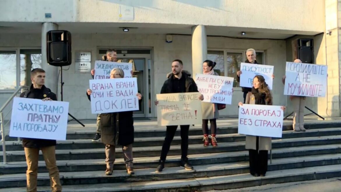 „Tražimo pravdu“: Protest u Sremskoj Mitrovici zbog akušerskog nasilja