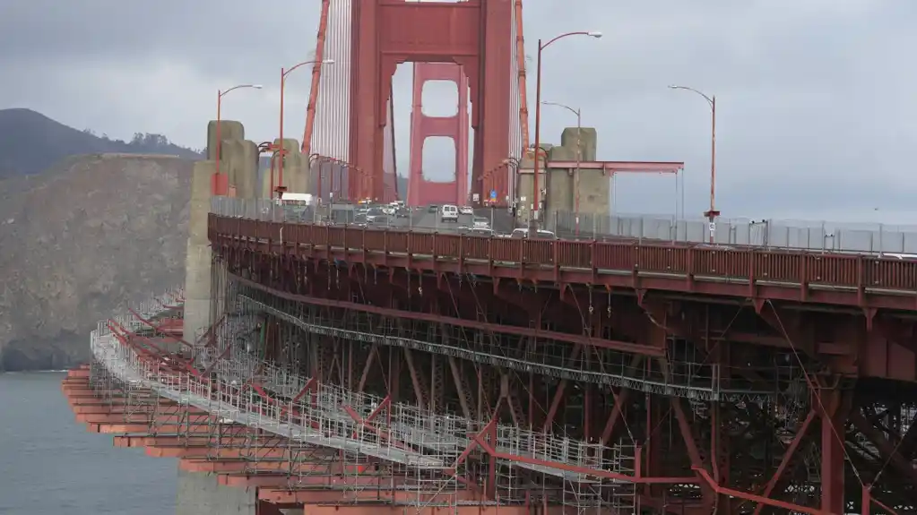 Postavljanje mreža na mostu Golden Gate u San Francisku za prevenciju samoubistava